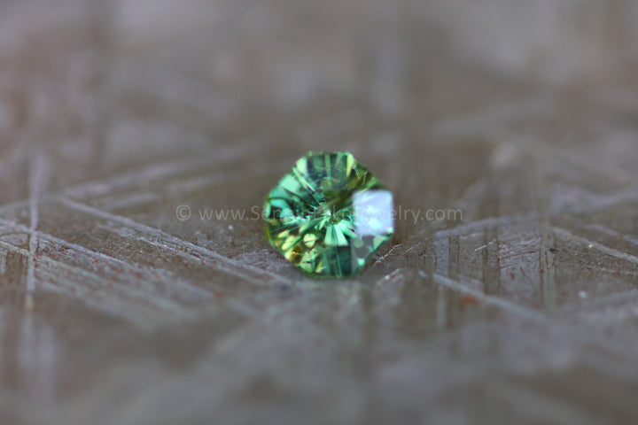 (Moins que parfait) Octogone de saphir vert jaunâtre de 0,58 carat - Coupe de précision, 4,8 x 5,1 mm