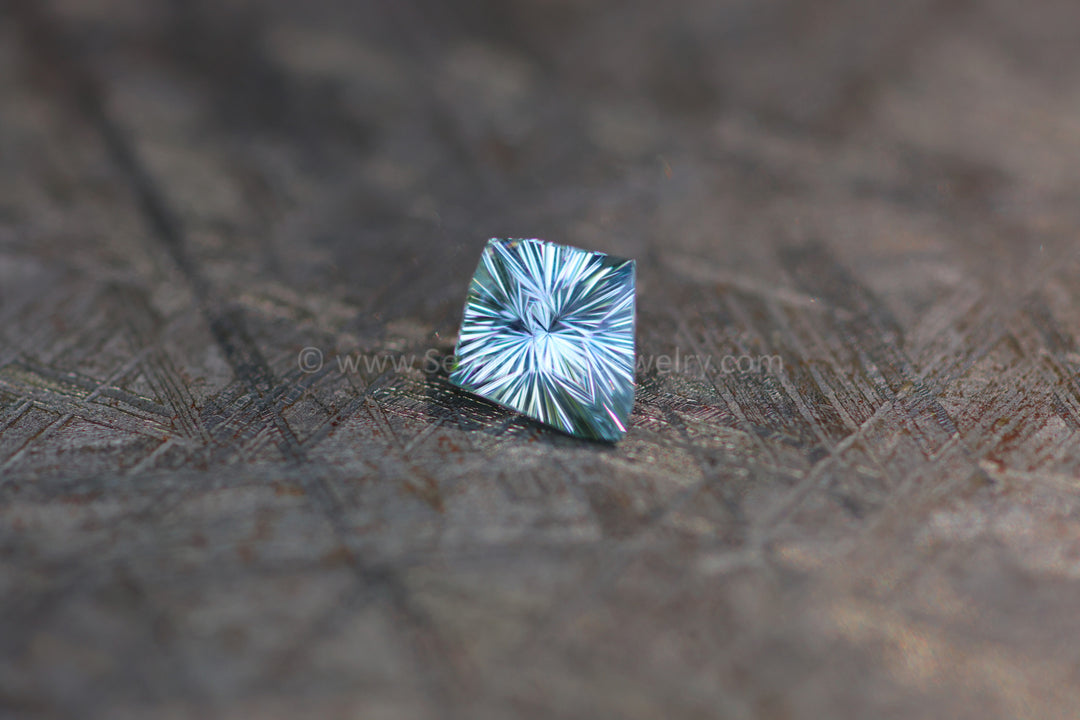 1,3 Karat silbrig-blauer Saphir-Drachen – 8,1 x 7,4 mm