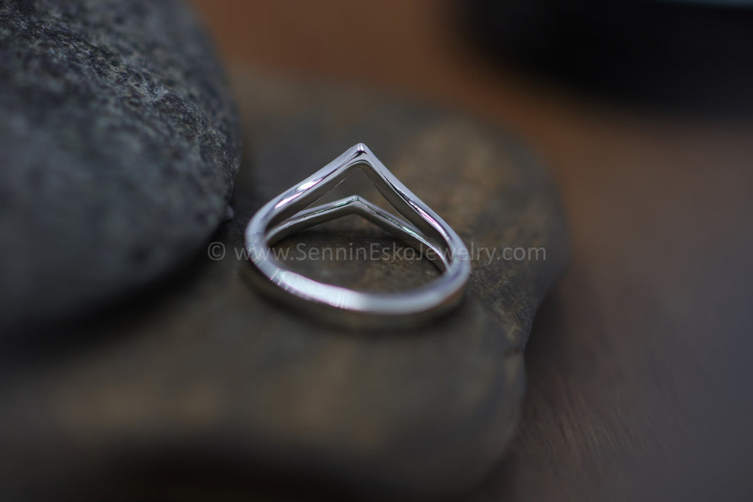 VERSANDFERTIG Perlen-Doppel-Chevron-Ring, Größe 7,5