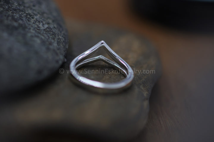 VERSANDFERTIG Perlen-Doppel-Chevron-Ring, Größe 7,5