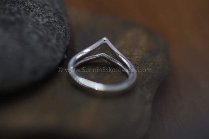 VERSANDFERTIG Perlen-Doppel-Chevron-Ring, Größe 7,5