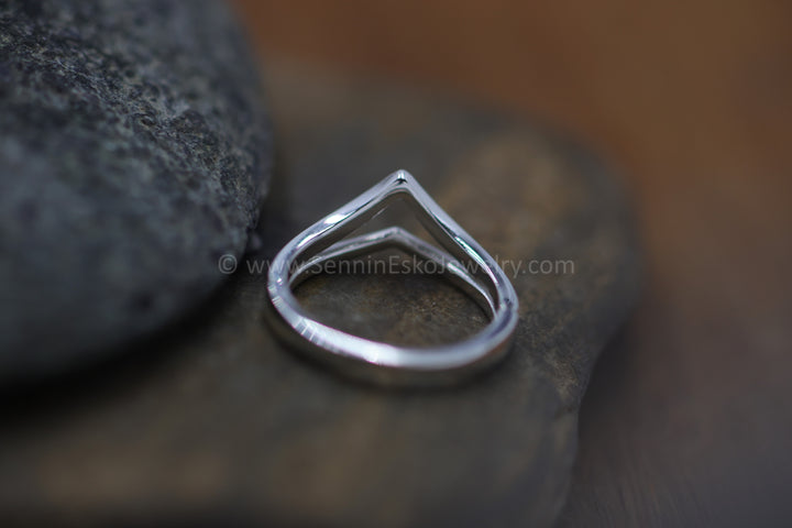 VERSANDFERTIG Perlen-Doppel-Chevron-Ring, Größe 7,5