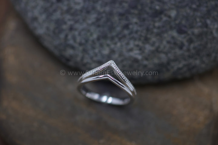 VERSANDFERTIG Perlen-Doppel-Chevron-Ring, Größe 7,5