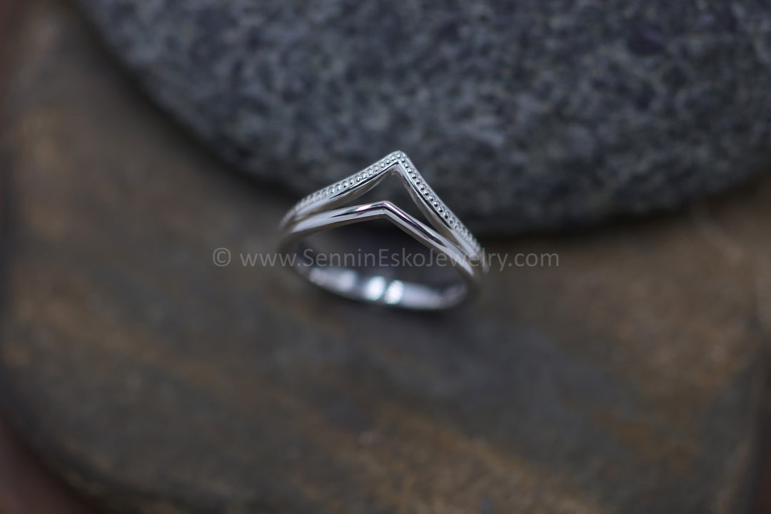 VERSANDFERTIG Perlen-Doppel-Chevron-Ring, Größe 7,5