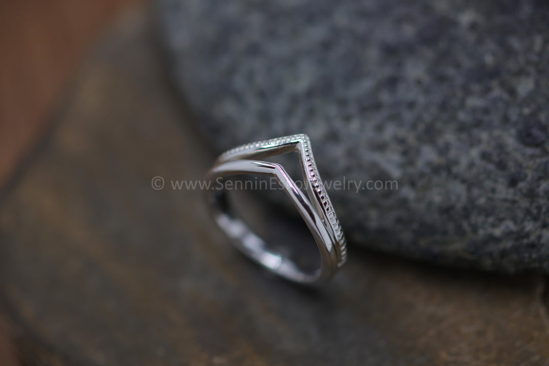 VERSANDFERTIG Perlen-Doppel-Chevron-Ring, Größe 7,5