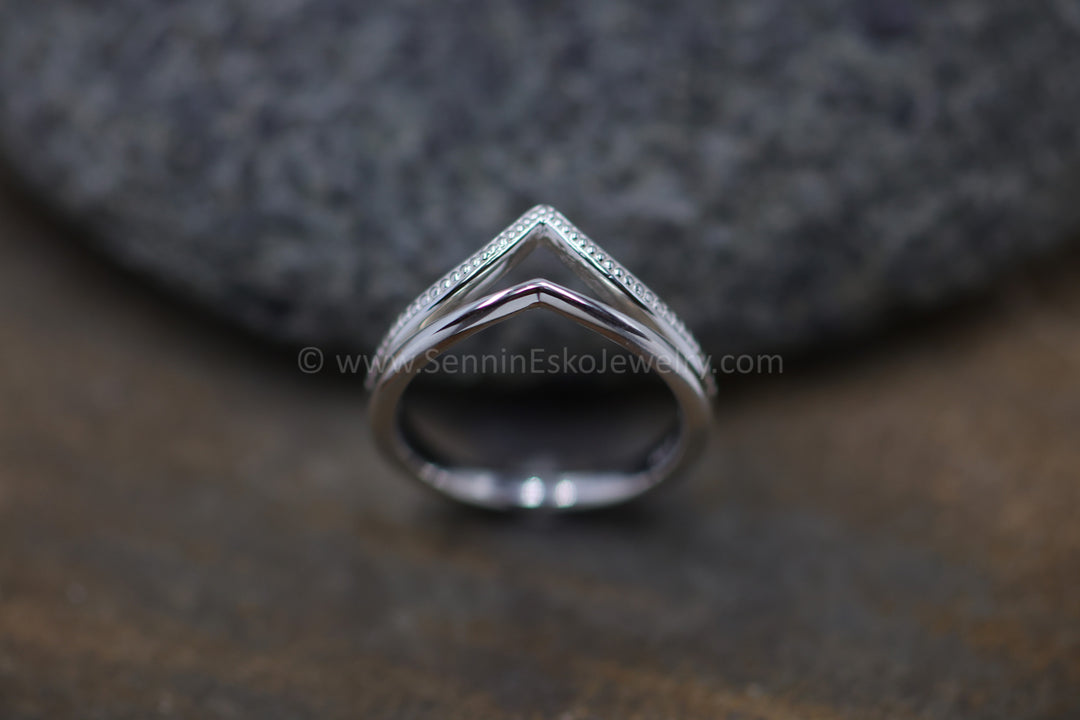 VERSANDFERTIG Perlen-Doppel-Chevron-Ring, Größe 7,5