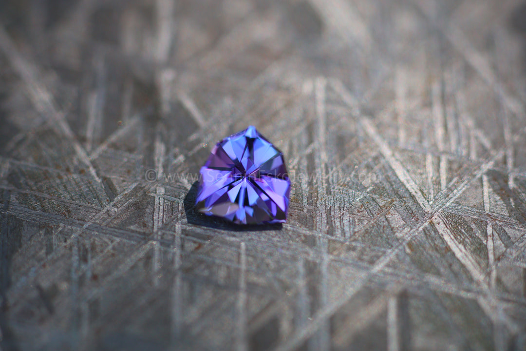 2,3 Karat blauer und violetter Tansanitschild – 8,1 x 7,5 mm – ungewärmt – Spezialschliff