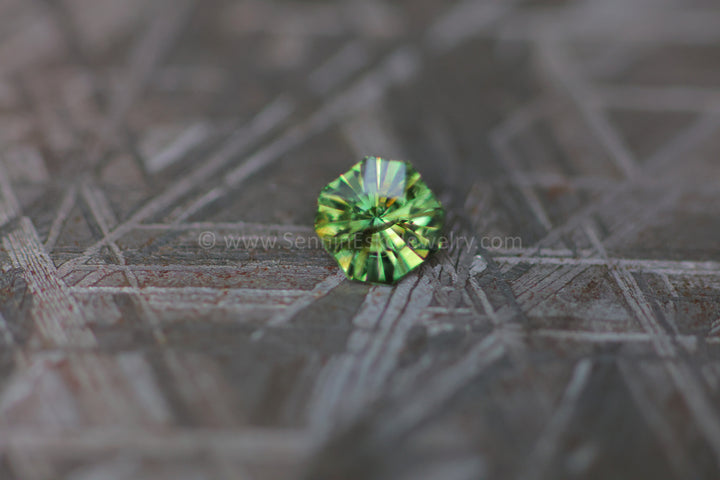 (Moins que parfait) Octogone de saphir vert jaunâtre de 0,58 carat - Coupe de précision, 4,8 x 5,1 mm