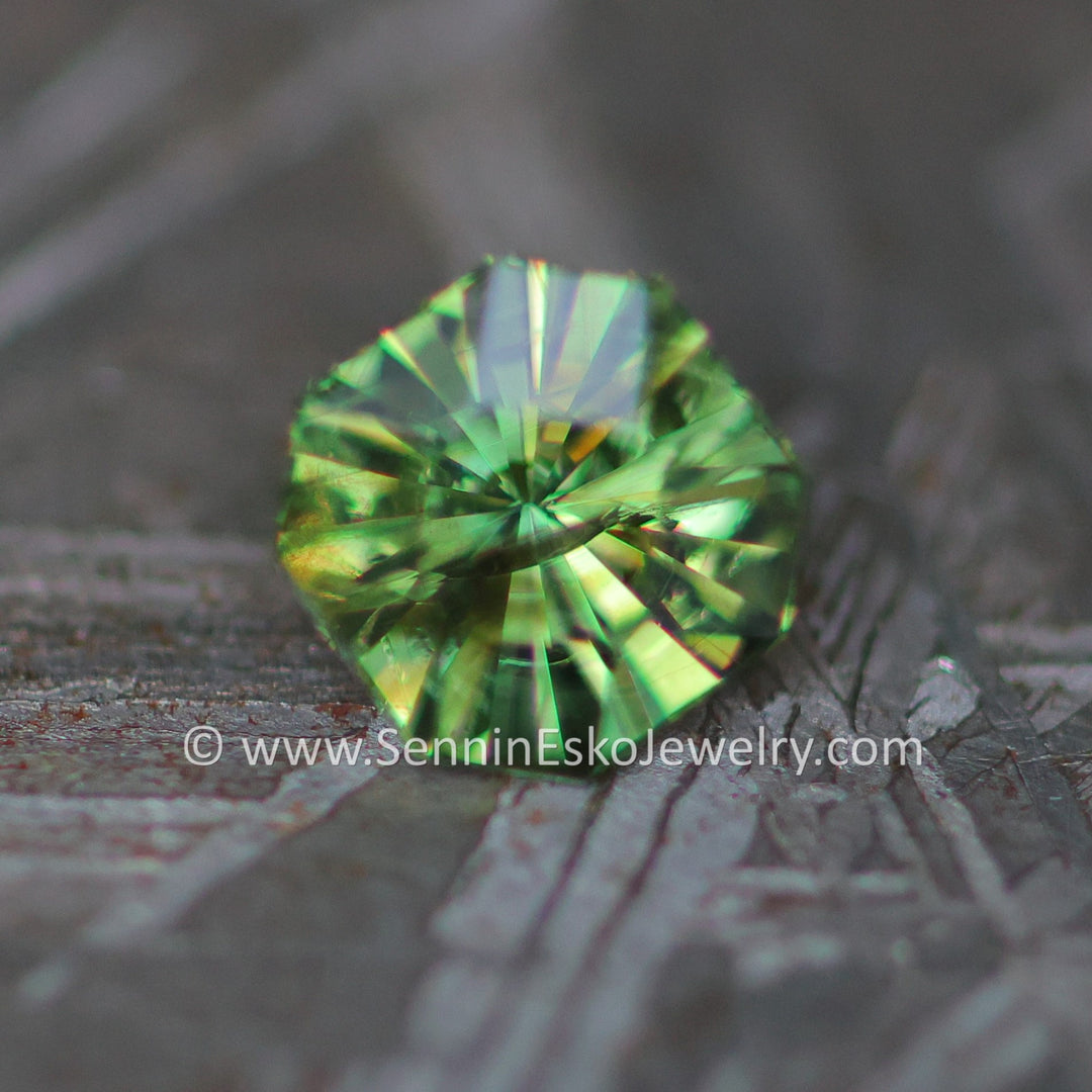 (Nicht perfekt) 0,58 Karat gelbgrüner Saphir-Achteck – Präzisionsschliff, 4,8 x 5,1 mm