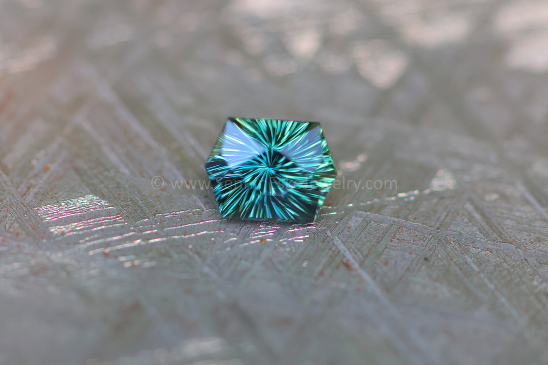 Hexagone saphir bleu et vert 1,37 carat - 7,3 x 5,5 mm, taille fantaisie