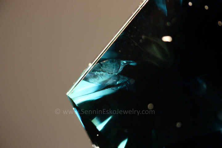 Hexagone saphir bleu et vert 1,37 carat - 7,3 x 5,5 mm, taille fantaisie