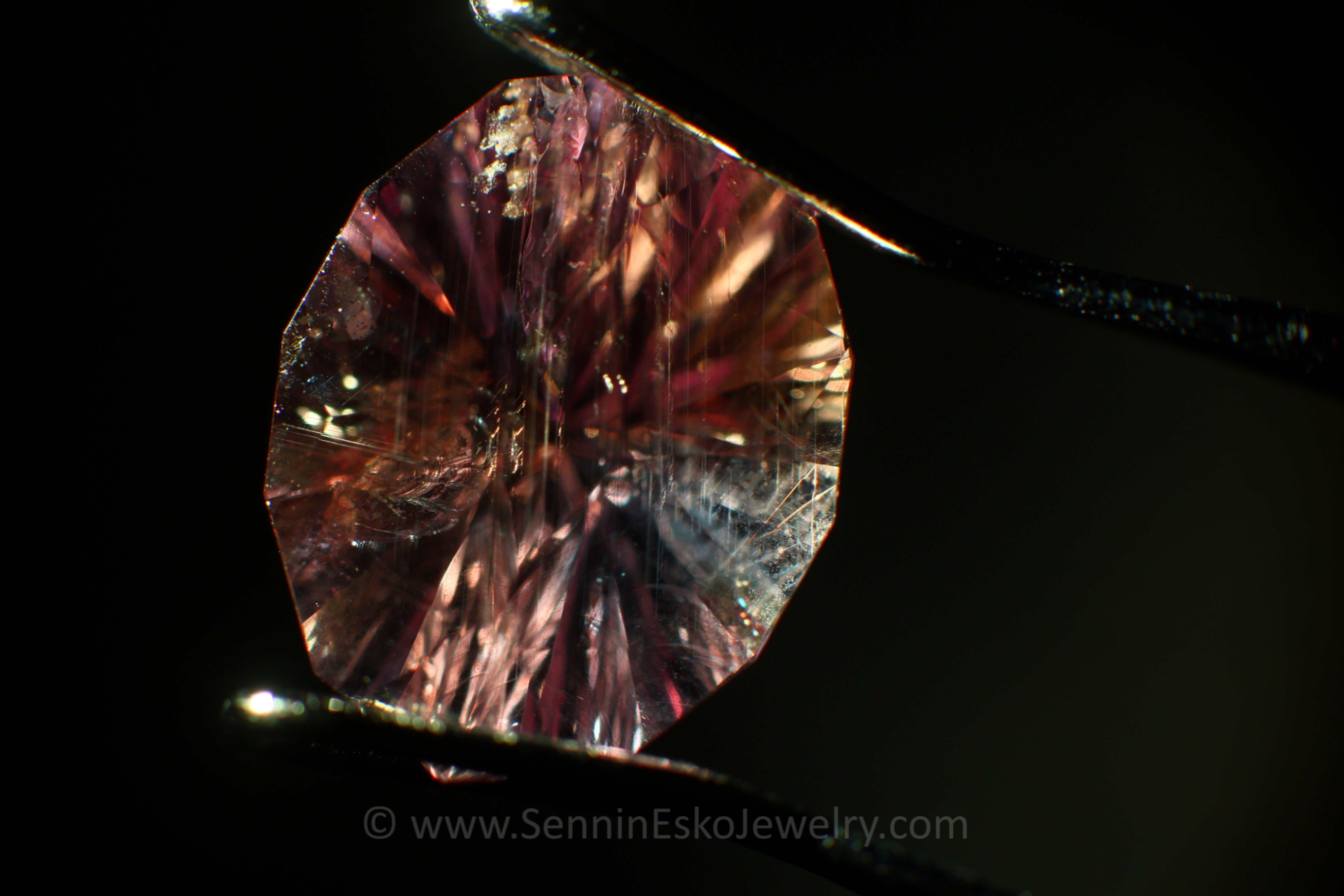 天然石Gemstone 1.8 Carat Color Changing Orange Sapphire Oval Galaxy Cut - 8.9x6
