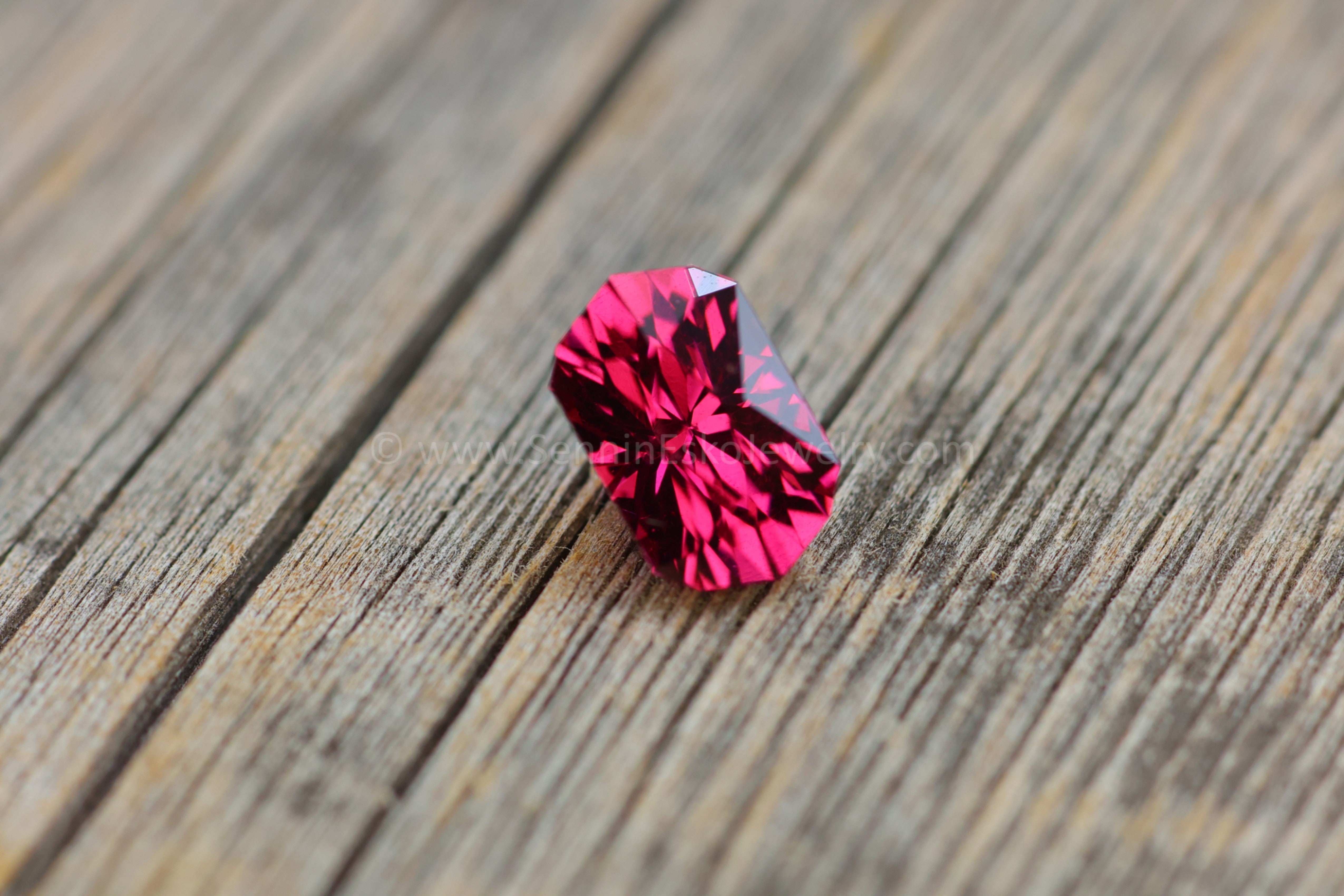 2.2 Carat Raspberry Garnet Decagon - 9x5.6mm – Sennin Esko Jewelry
