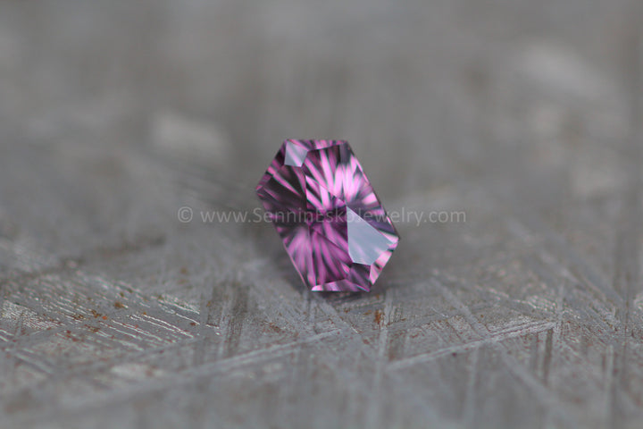 Hexagone spinelle lilas 1,4 carat - 8,4 x 5,2 mm, coupe fantaisie