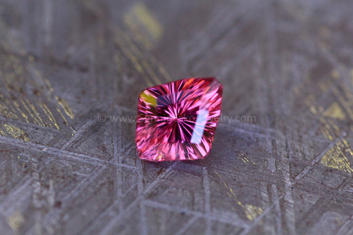 1,9 Karat leuchtend rosa Spinellschild – 8,9 x 7,3 mm, Fantasy-Schliff