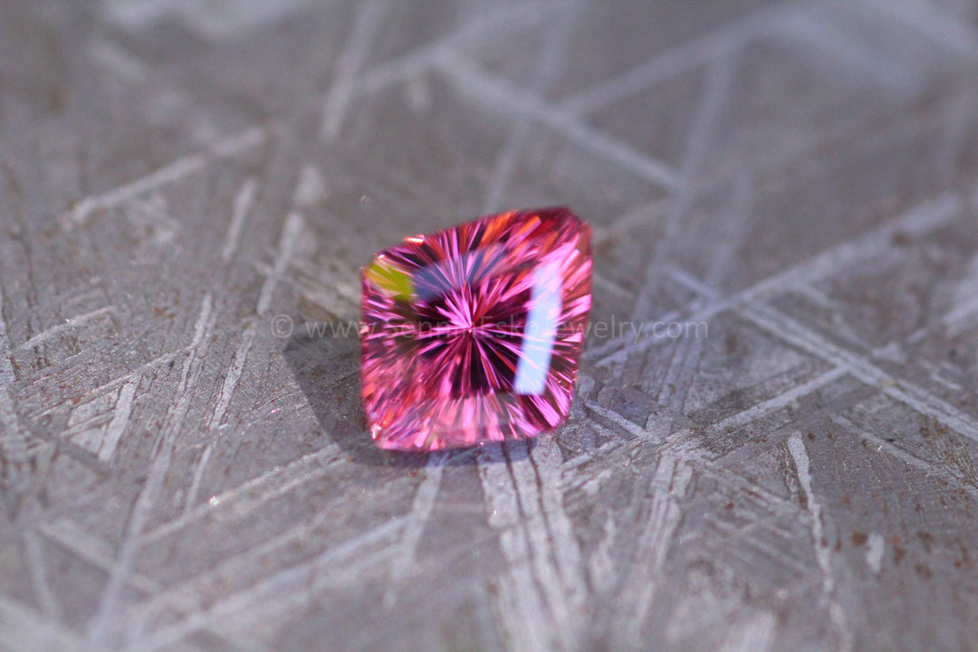 Bouclier spinelle rose vif 1,9 carat - 8,9 x 7,3 mm, coupe fantaisie