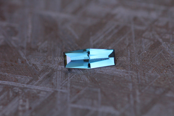 Baguette hexagonale en saphir bleu électrique de 0,76 ct - 9,1 x 3,6 mm