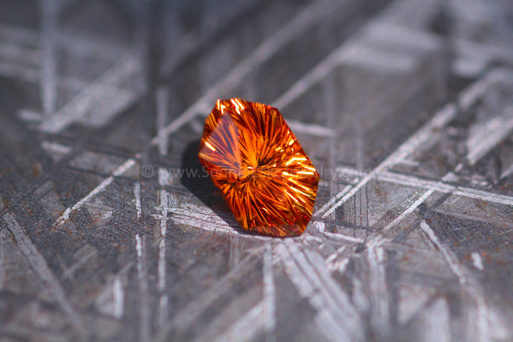 2,1 Karat elektrischer orangefarbener Spessartin-Granat-Sechseck – 9,8 x 5,8 mm, Fantasy-Schliff