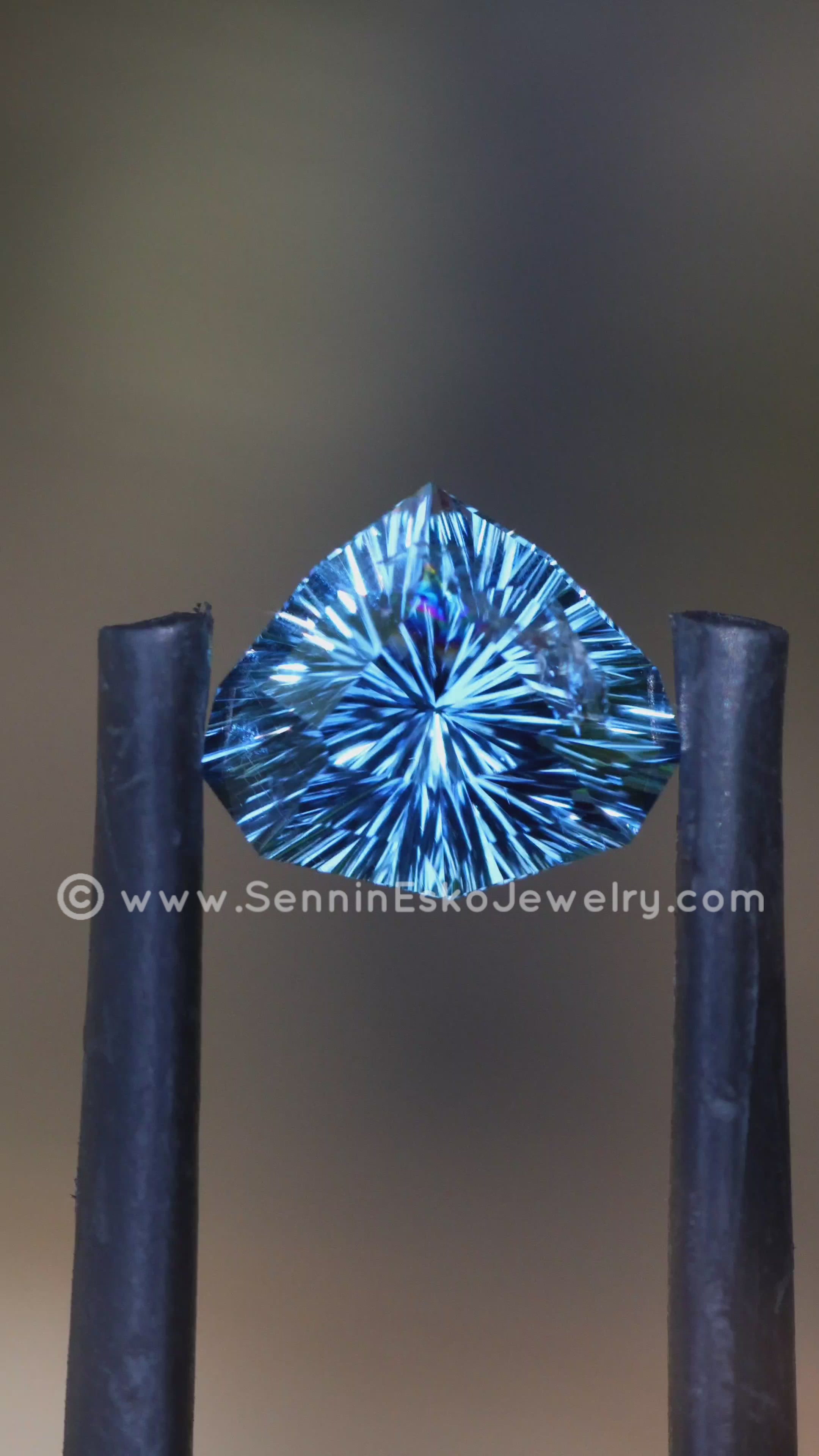 ブルーサファイア1.06ct Blue Sapphire 1.6 carat Open Blue Sapphire Triangle - 7.9x6.7mm - Galaxy Cut