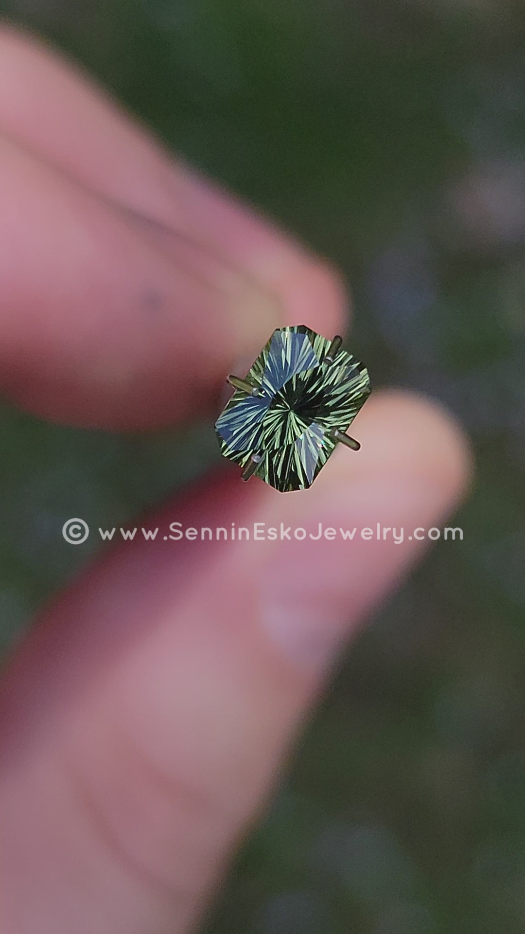 Octogone saphir vert olive 1,42 carat - 7 x 5,2 mm, taille fantaisie