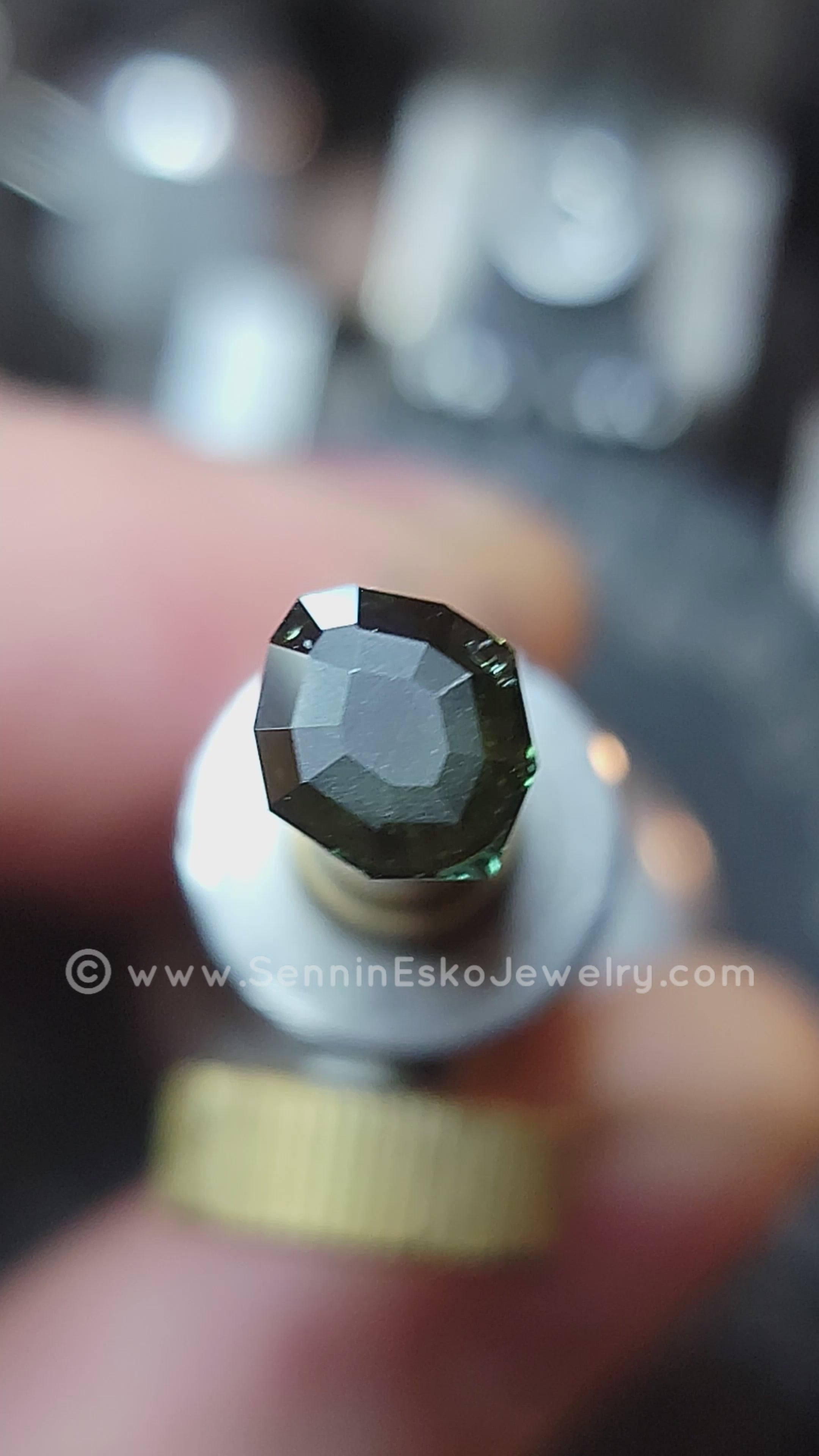 [正規品]幻の緑の結晶 1.5 Carat Blue/Green Sapphire Shield - 7.7x6.7mm - Galaxy Cut