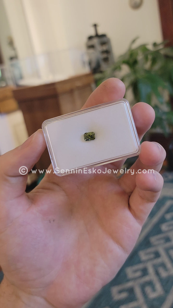 Octogone saphir vert olive 1,42 carat - 7 x 5,2 mm, taille fantaisie