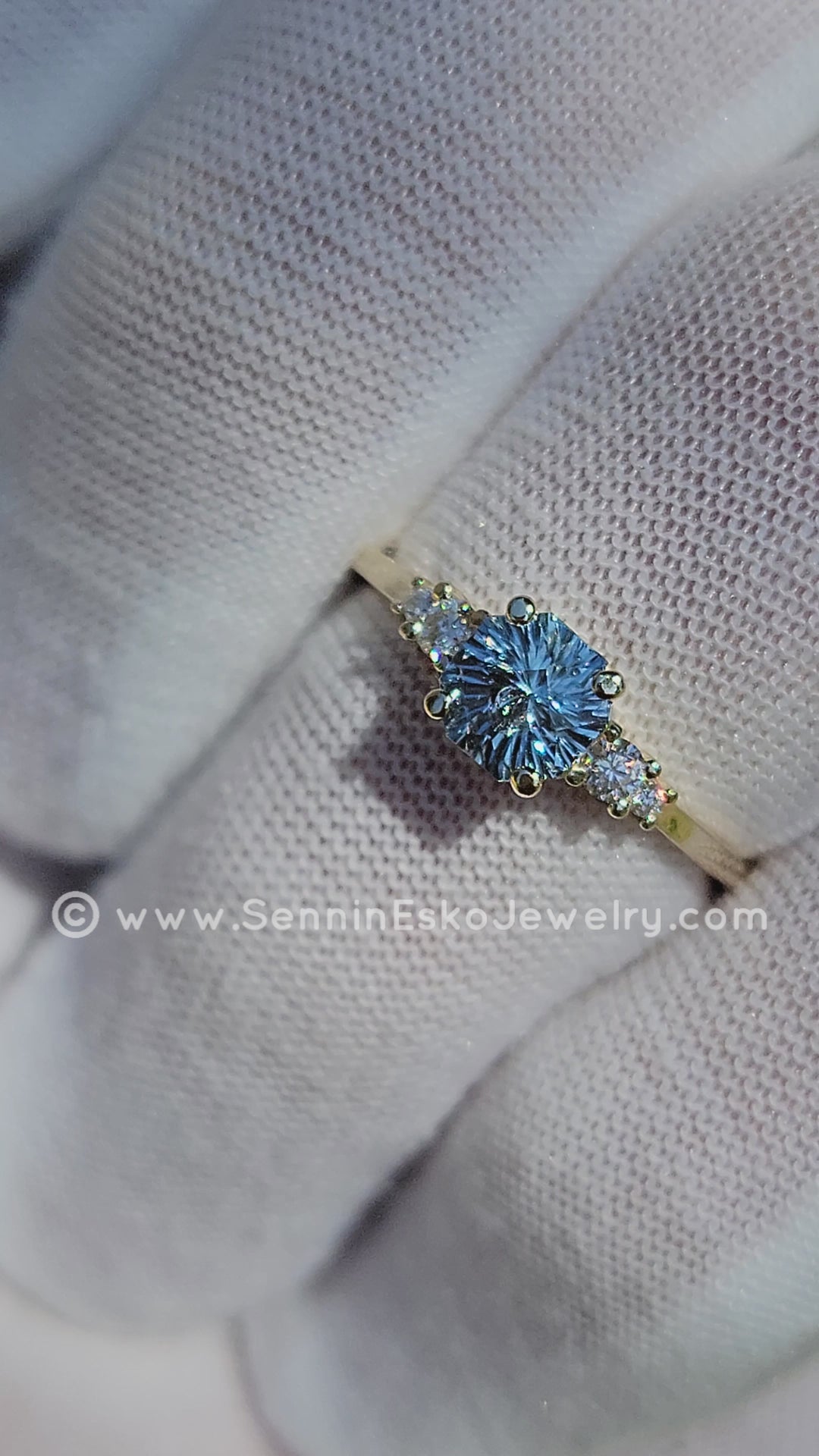 Sertissage multi-griffes accentué de diamants à cinq pierres - Représenté avec un saphir bleu sarcelle (serti uniquement, pierre centrale vendue séparément)