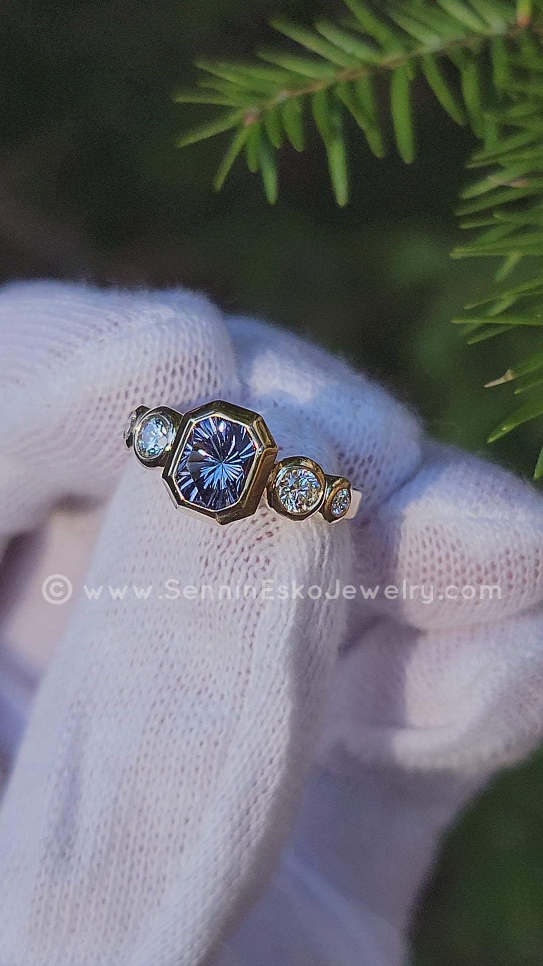 Sertissage multi-lunette accentué de diamants à cinq pierres - Représenté avec un octogone de tanzanite taillé fantaisie (serti uniquement, pierre centrale vendue séparément)