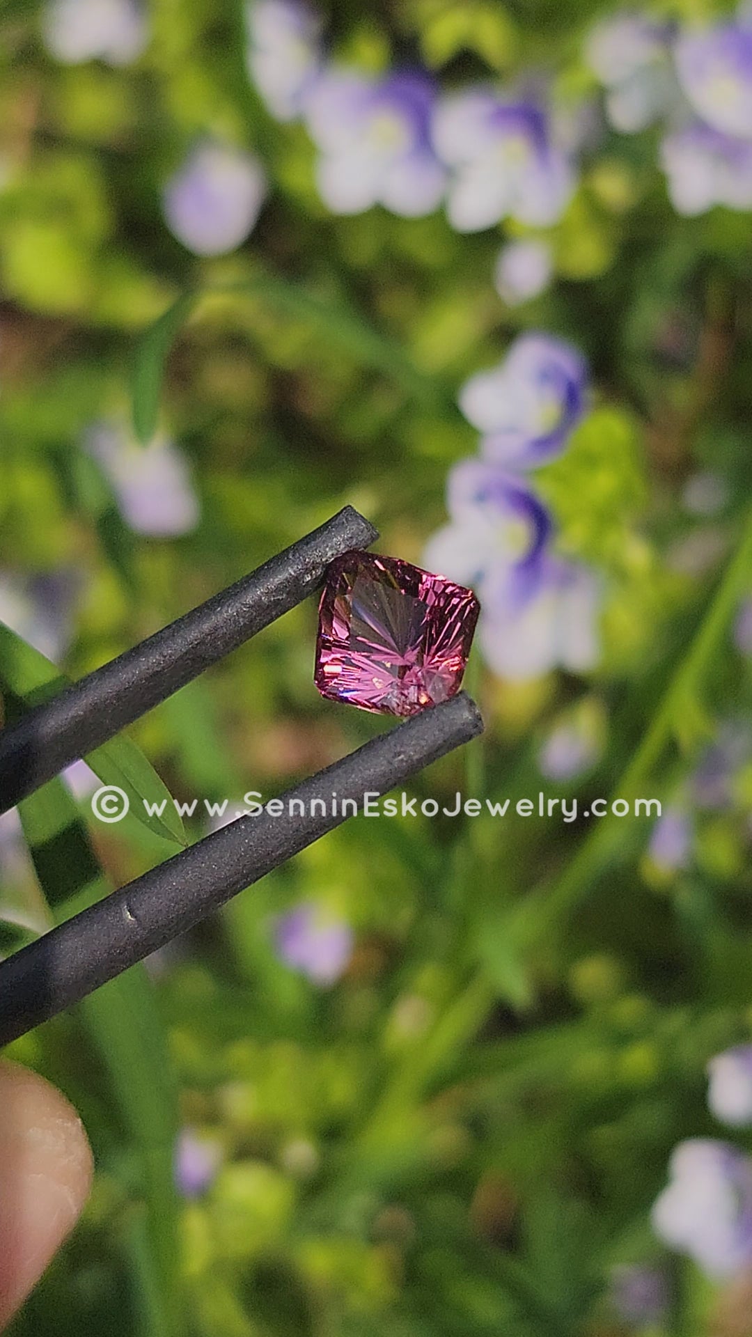 Bouclier spinelle rose vif 1,9 carat - 8,9 x 7,3 mm, coupe fantaisie