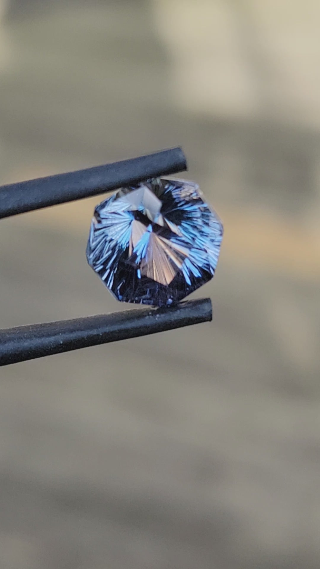 Saphir Umba bleu/violet à changement de couleur taille fantaisie 7,4 carats, 11,1 x 10 mm