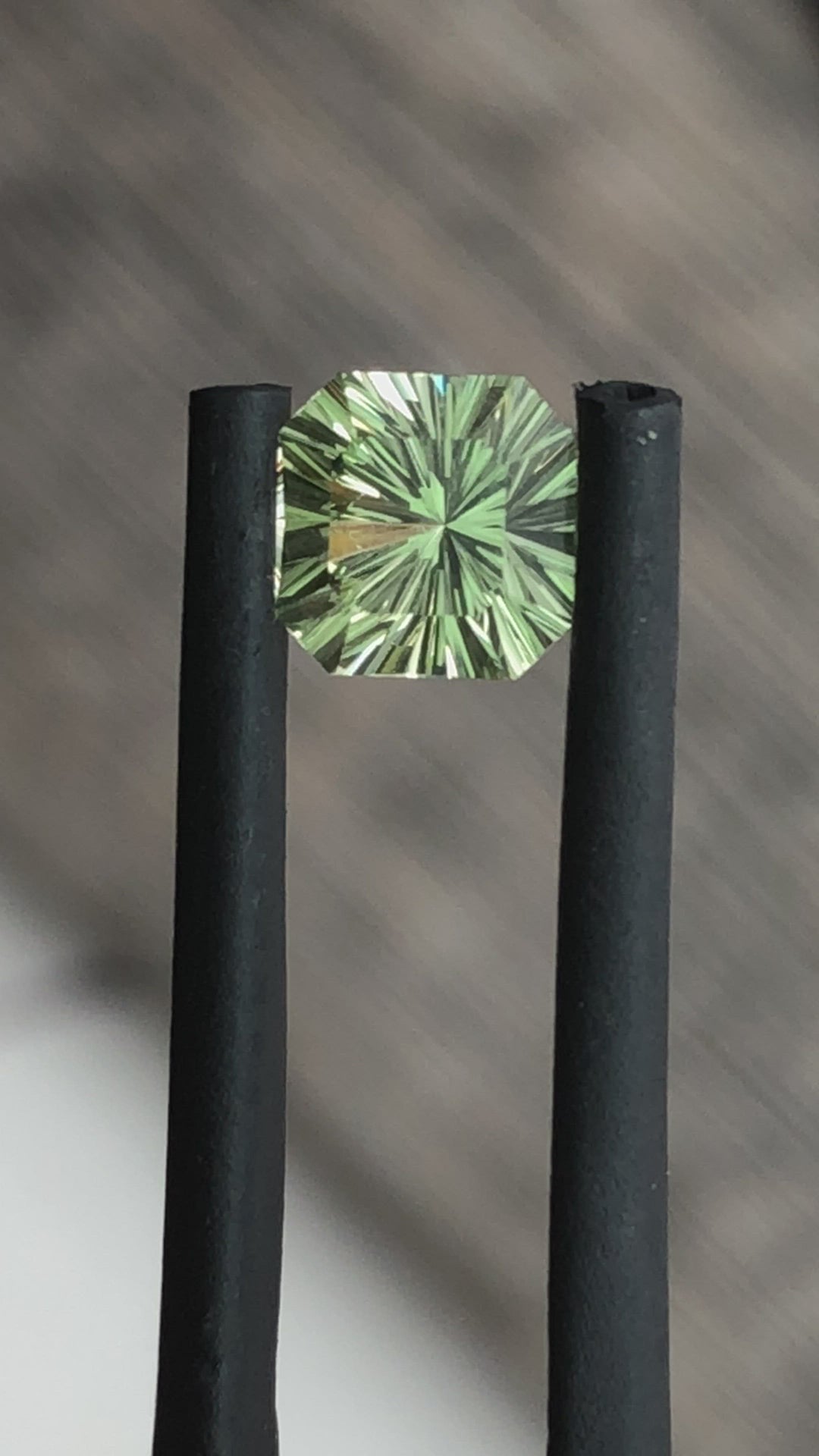 Grüner Granat im Fantasy-Schliff – quadratischer Granat in Smaragdform – 0,88 Karat, 5,4 mm