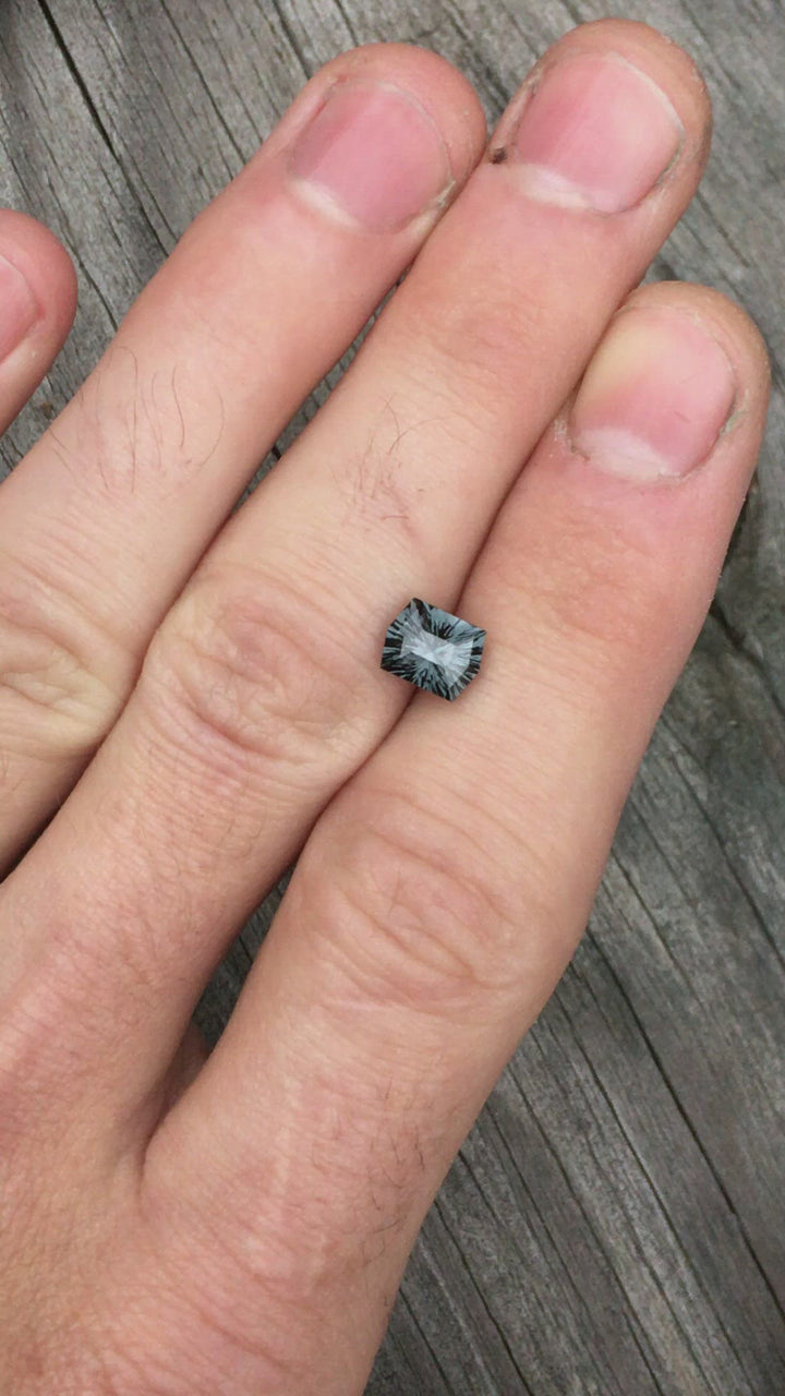 Hexagone de spinelle gris taille fantaisie, 6x7,8 mm, 1,95 carats - Spinelle naturel - Pierre précieuse en vrac de spinelle gris acier