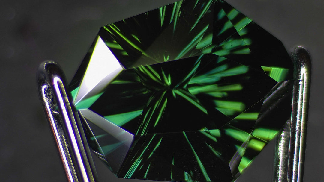 1,76 Karat tief neonblauer/grüner Saphir-Drachen – 8,8 x 6,7 mm, Fantasy-Schliff