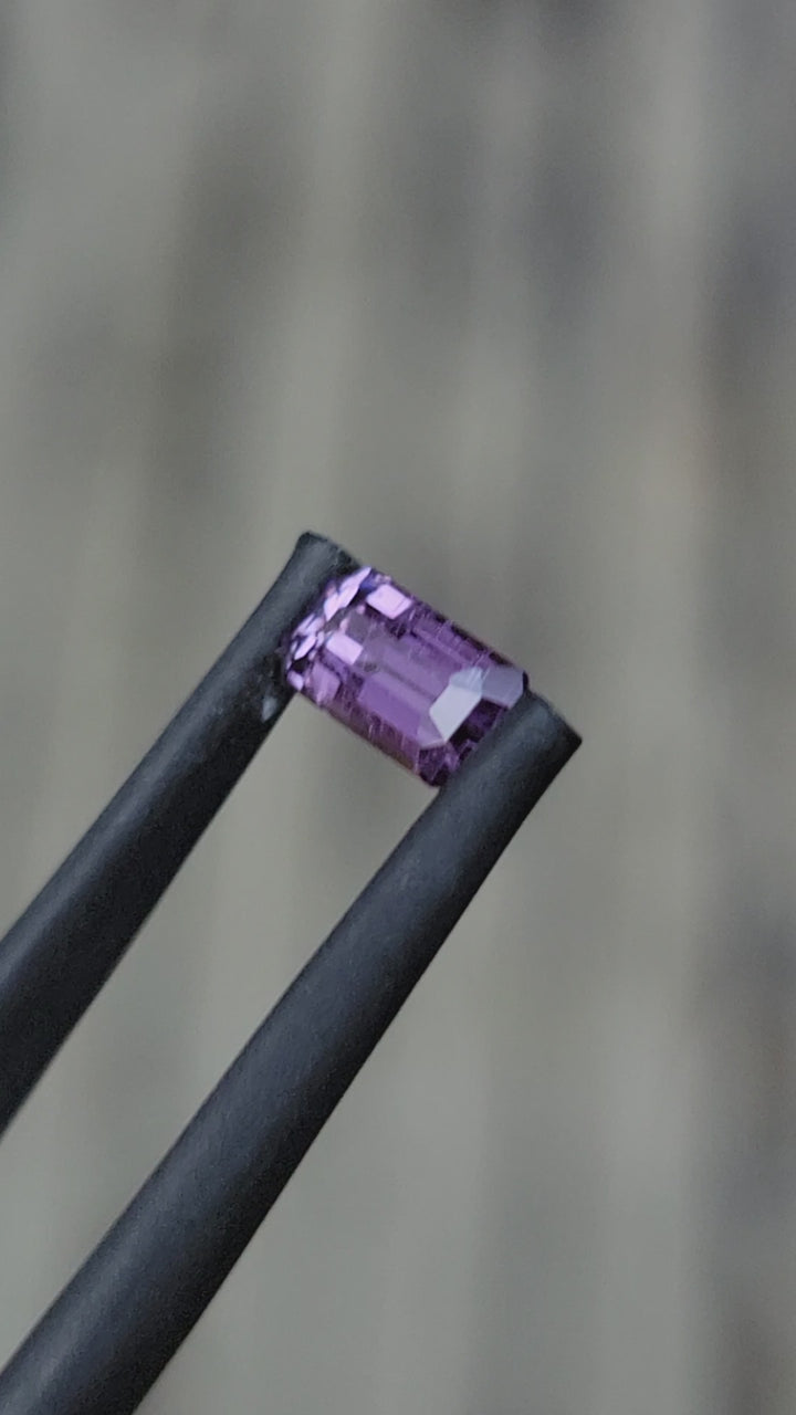 Saphir violet octogone long - 0,85 carats, taille étagée - Saphir violet saturé - 7,4 x 3,6 mm