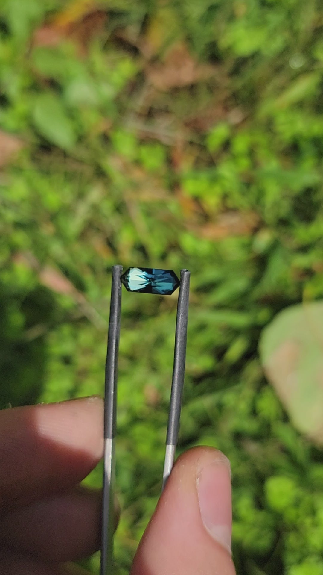 1,7 Karat partigelber/blauer sechseckiger Saphir – Scherenschliff, 11,2 x 4,4 mm