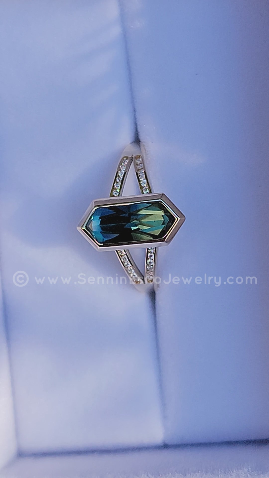 Bague à lunette fendue avec accents de diamants - Représentée avec un saphir partiel (monture uniquement, pierre centrale vendue séparément)
