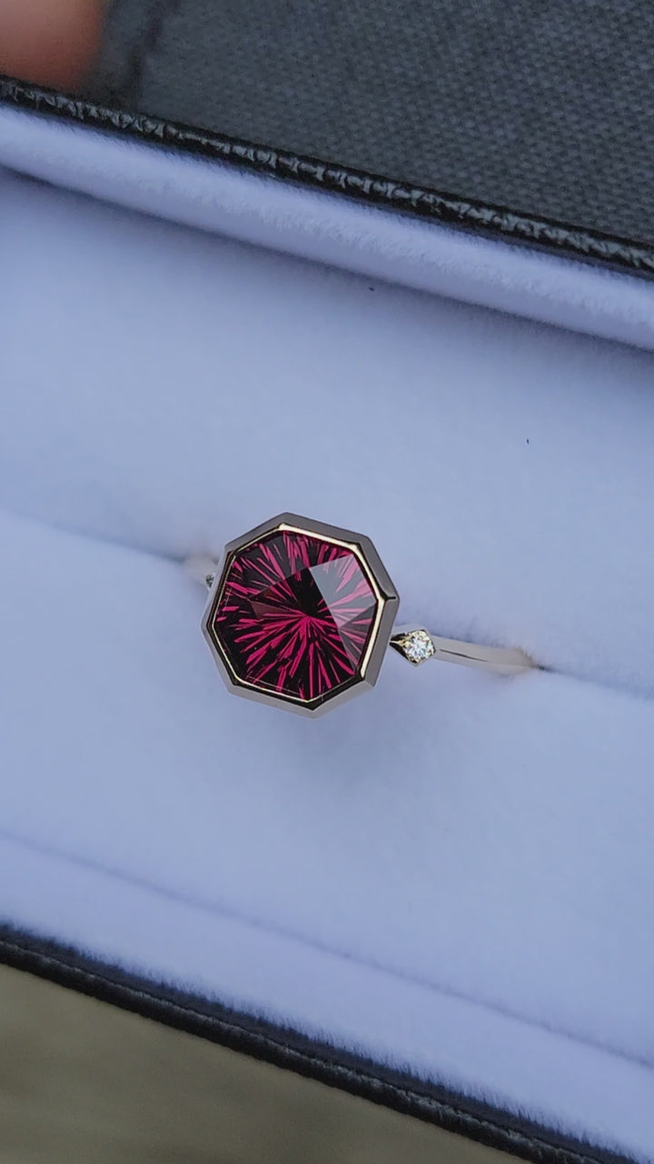Ring mit Messerkantenfassung und kleinen Diamantakzenten – abgebildet mit einem 3,3 Karat Rhodolit-Granat (nur Fassung, Mittelstein separat erhältlich)
