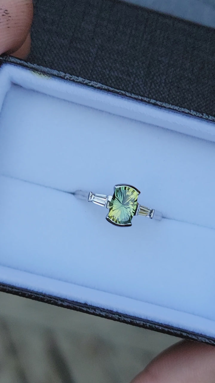 Ring mit offenem Kanalbesatz und konischen Diamant-Baguettes in Platin – dargestellt mit einem 1,5 Karat Parti-Saphir (nur Fassung, Mittelstein separat erhältlich)