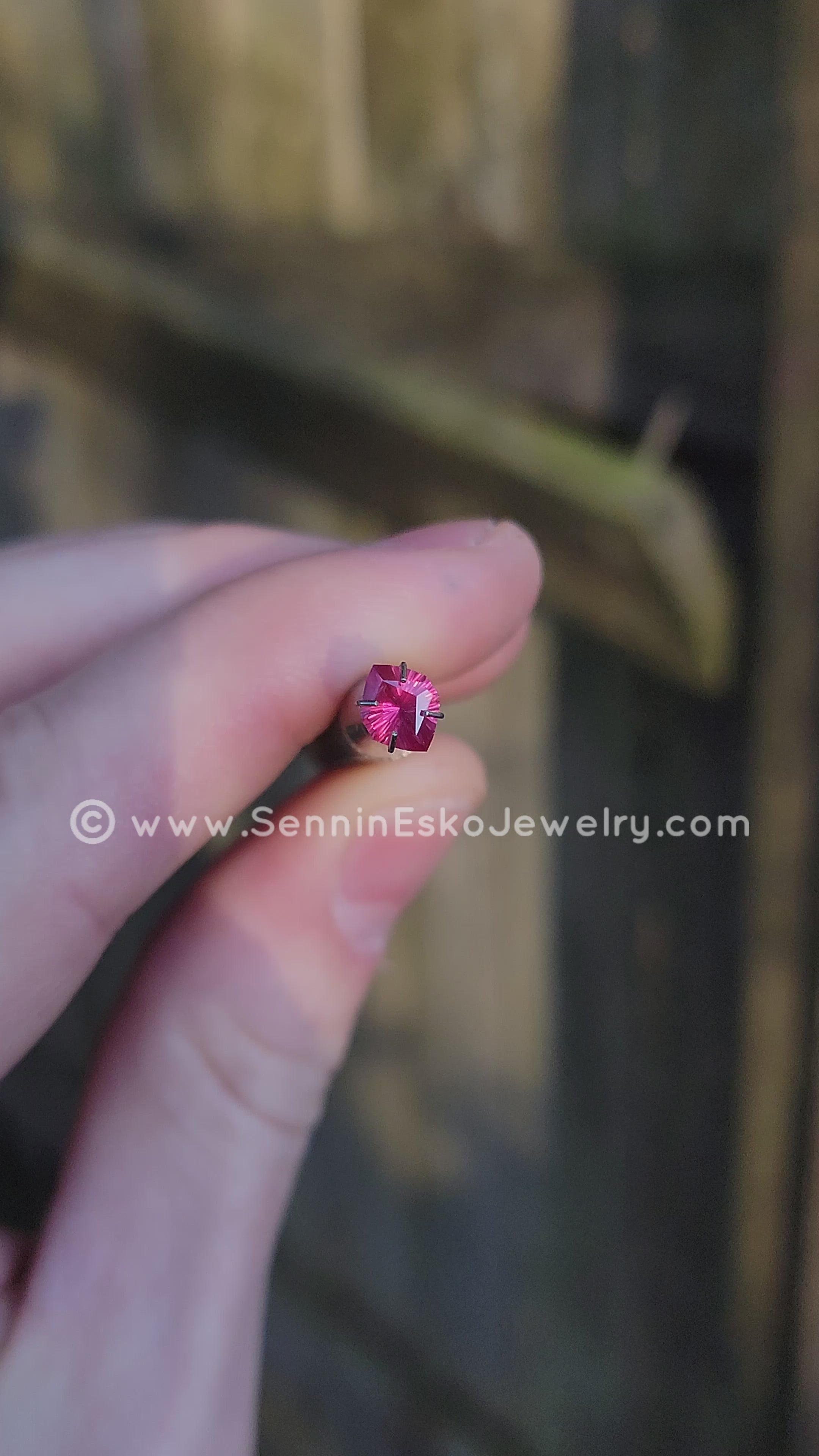 Rubyページ 0.82 ct Ruby Hexagon - Unheated - 7.2x5.5mm, Fantasy Cut