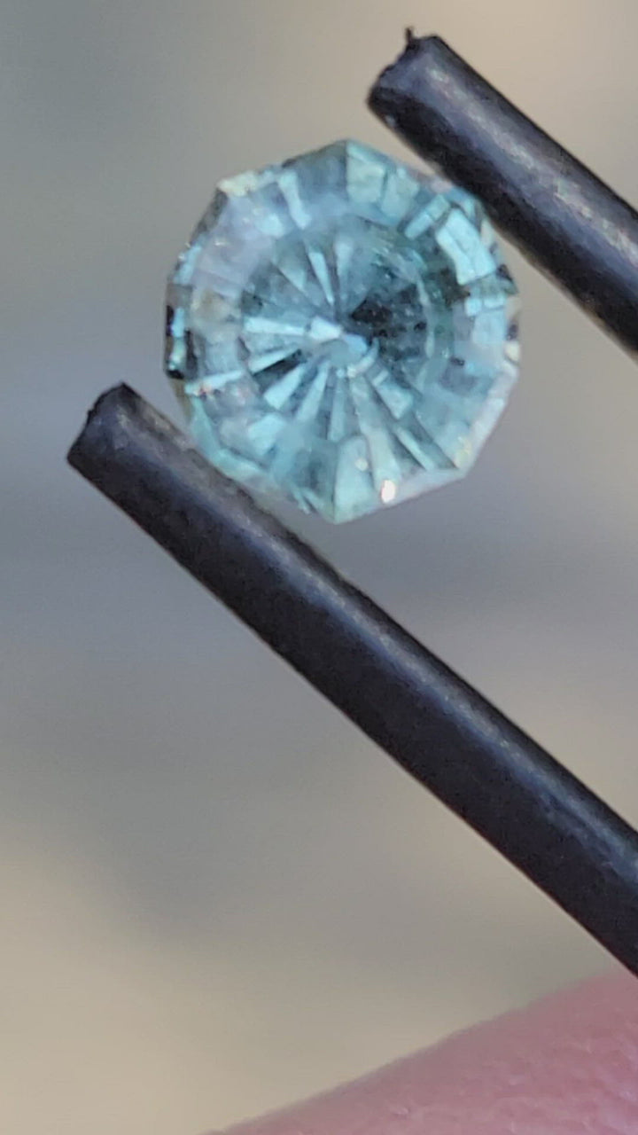 (Moins que parfait) Décagone saphir Montana bleu verdâtre de 1,36 carat - Coupe de précision, 6,5 x 6,1 mm