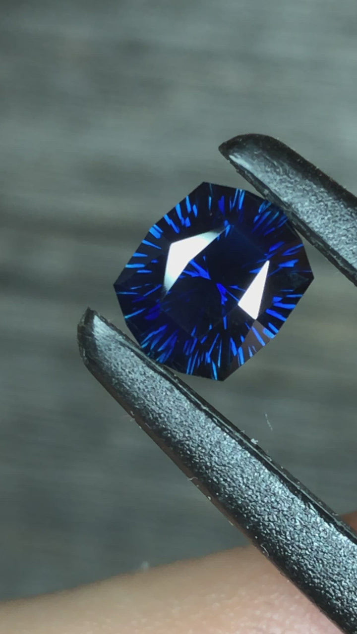 Deep Blue Sapphire Fantasy Cut 7.68x6.34mm - 1.56 carats - Saphir nigérian - Grand saphir
