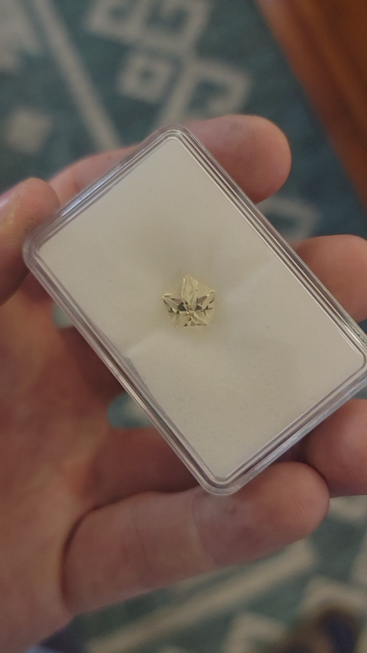 Labradorite dorée taillée en étoile de 2,6 carats - 8,9 x 8,9 mm