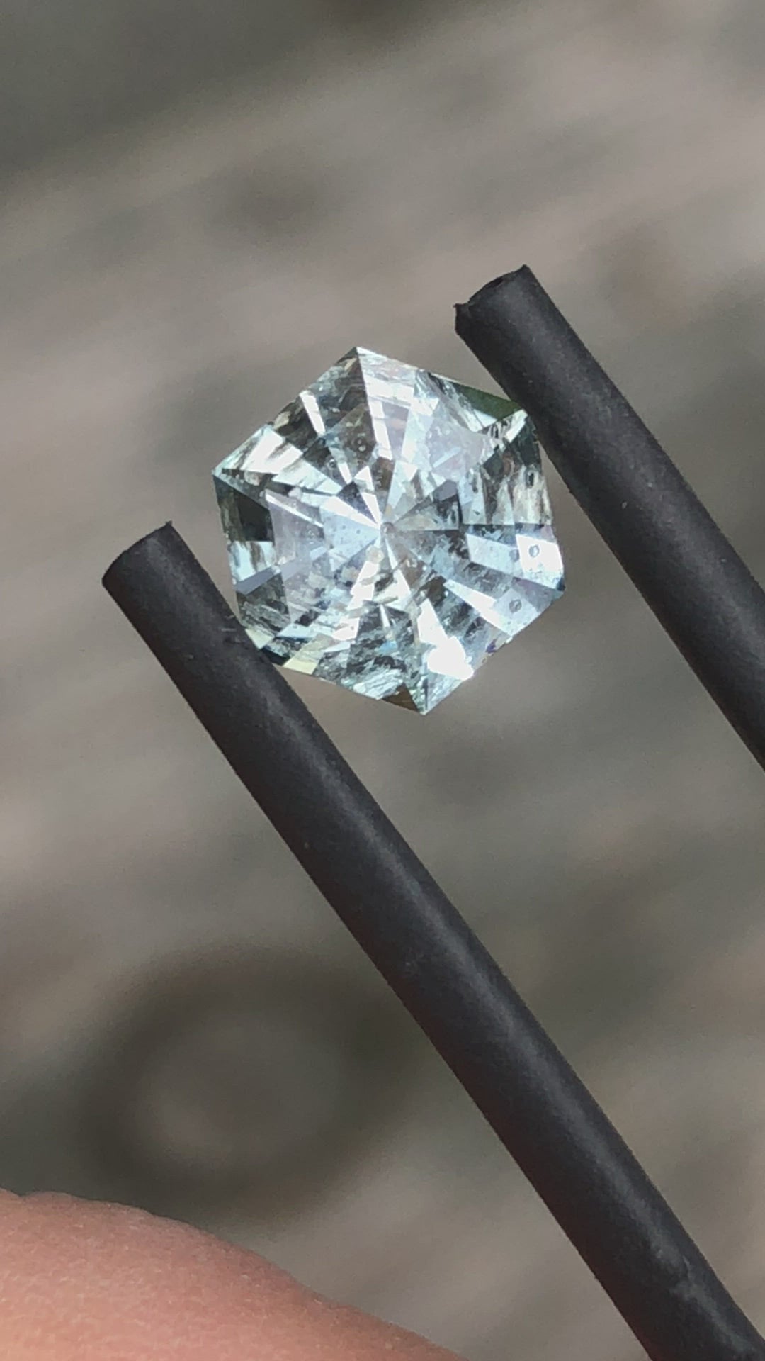 Montana Sapphire Hexagon 7.3x6.3mm, 1.5 Carats - Barre El Dorado non traitée Montana Sapphire