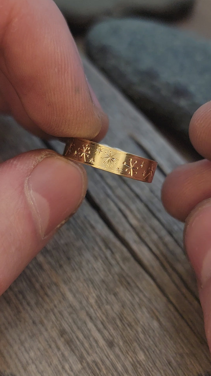 5 x 1,2 mm Ring mit Löwenzahn und Sternen – goldfarbenes Band mit Gravur im hellen Schliff