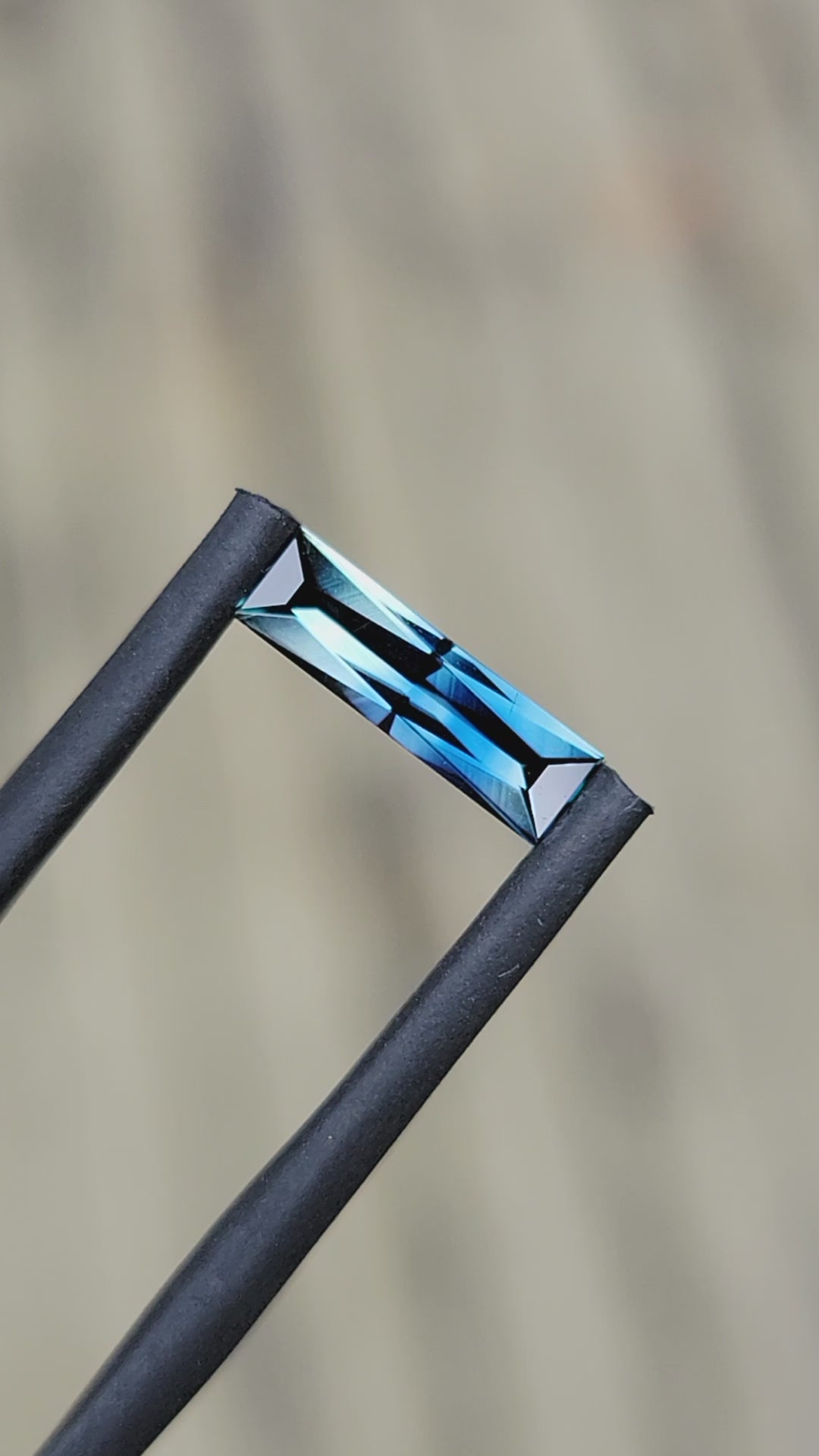 0,81 Karat partigelber/blauer Saphir-Baguette – Scherenschliff, 10,1 x 2,9 mm