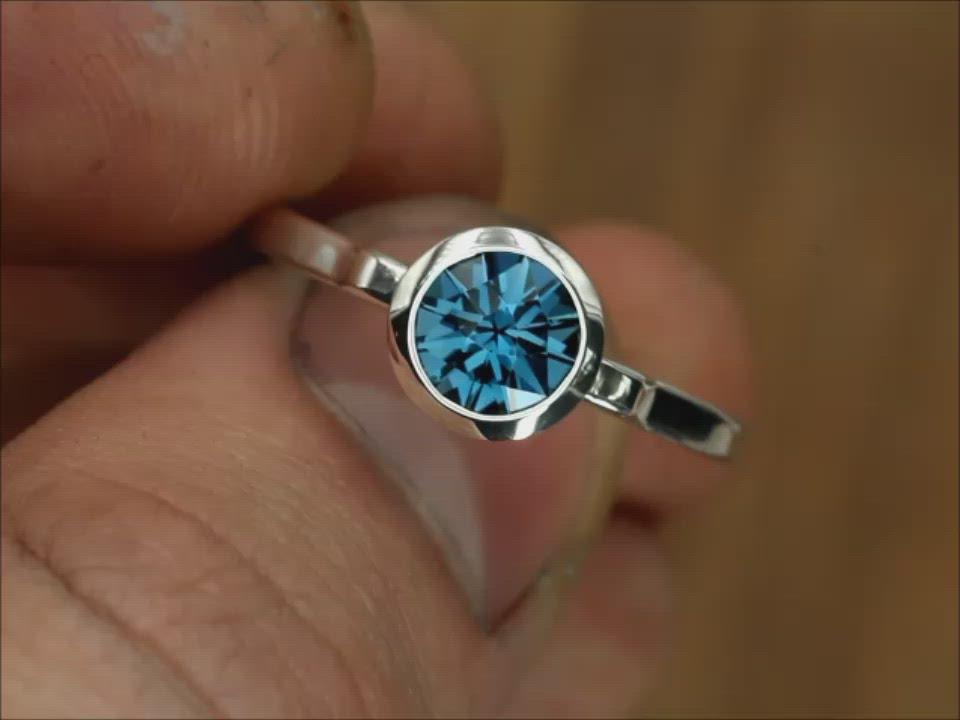 Präzise geschnittener Londoner Blautopas-Ring – 6 mm glänzender Solitär-Lünettenring – runder Topas-Ring – recycelt – ethisch – handgefertigt
