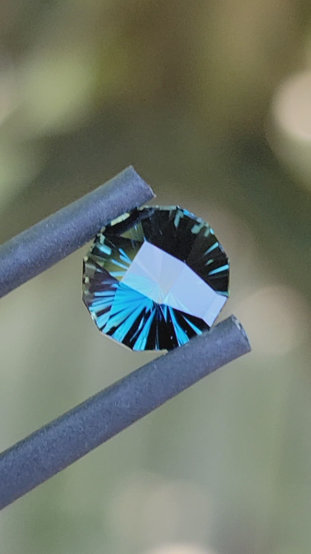 Saphir bleu/vert rond de 1,68 carat - Taille fantaisie, 7 mm de diamètre