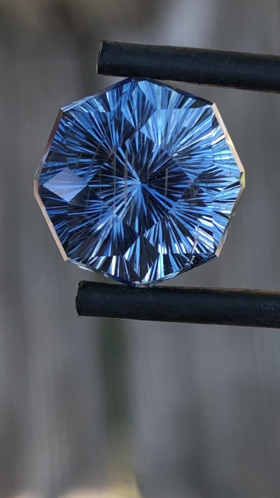7,4 Karat Fantasy-Schliff, farbwechselnder blau/lila Umba-Saphir, 11,1 x 10 mm