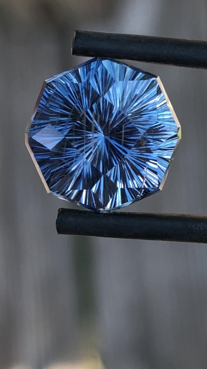 7,4 Karat Fantasy-Schliff, farbwechselnder blau/lila Umba-Saphir, 11,1 x 10 mm