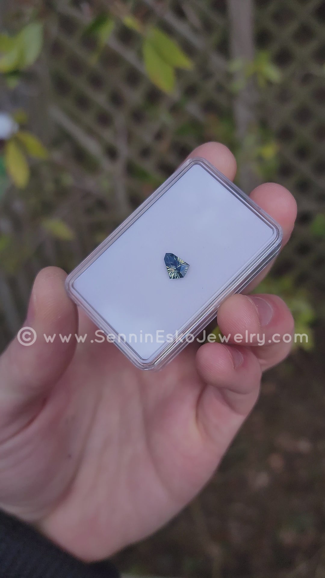 1,67 ct blau/gelb/grün opaleszierender Saphir-Drachen – Fantasy-Schliff 9 x 7 mm